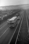 810808 Gezicht op Rijksweg 2 te Utrecht vanaf het viaduct in de Verlengde Vleutenseweg, uit het noorden; links de oprit ...